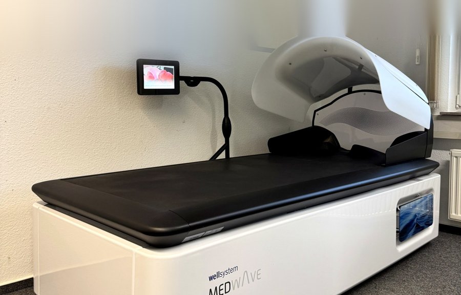 Wellsystem MedWave Touch in hellem Behandlungsraum